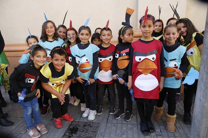 Los alumnos del Juan Caro con sus disfraces en su pasacalles carnavalero