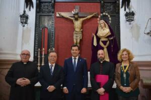 Juanma Moreno, ayer en Ceuta, ha visitado varios lugares como esta iglesia caballa