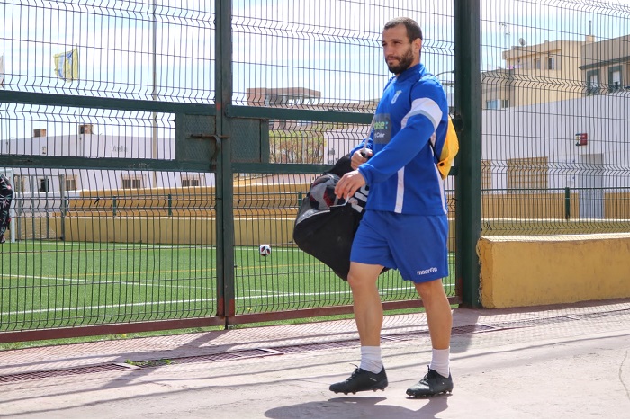 Óscar García, el hombre gol del Melilla, llega cargado de balones al trabajo