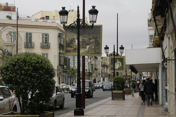 La avenida Juan Carlos I con los distintos cuadros replicados del museo El Prado
