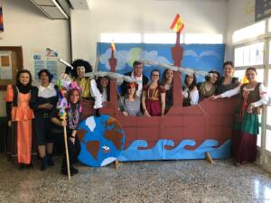 Profesores del Instituto Enrique Nieto en la recreación del barco de Magallanes