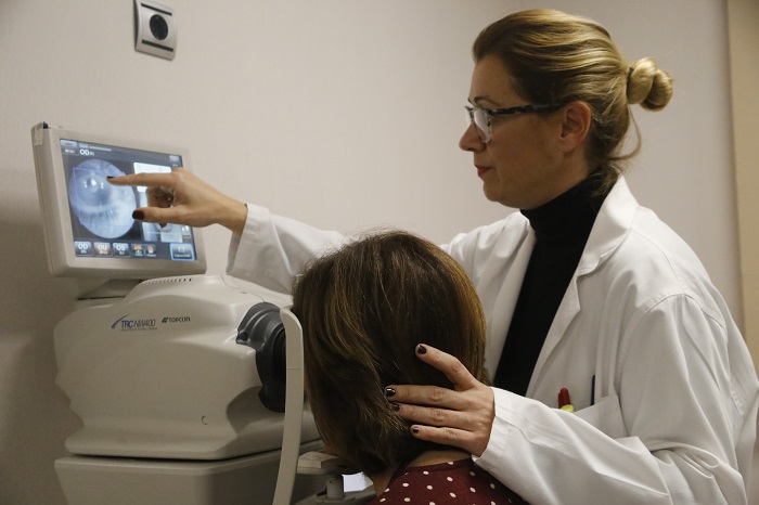 Profesional sanitario realizando una retinografía