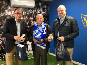 El club melillense homenajeó a su ex jugador en La Condomina, en el descanso del encuentro