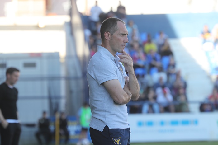 Pedro Munitis, entrenador del UCAM Murcia, pensativo en la banda por la derrota ante el Melilla