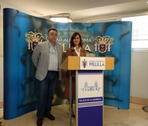 La consejera Paz Velázquez junto con el presidente del Colegio de Veterinarios