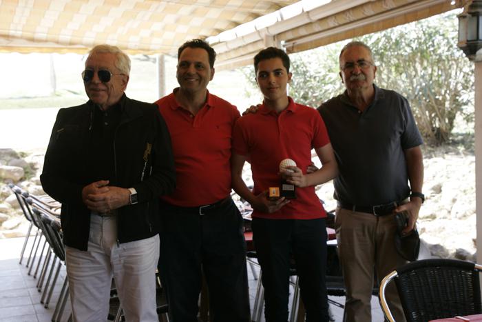 Abdelaziz y Reduan Maanan Benaisa, junto al presidente de la Federación Melillense de Golf, Enrique Bohórquez, reciben el premio como ganadores del torneo