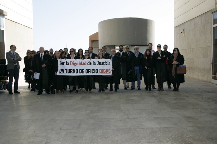 La abogacía de turno de oficio de Melilla se concentró ayer a las puertas de las Torres