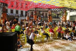 Numerosa afluencia de público a la función teatral