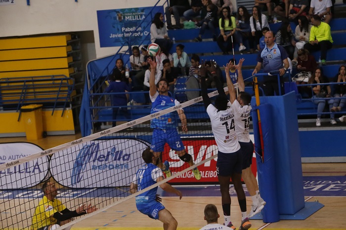 Noé de Mena debutó ayer en las filas del Club Voleibol Melilla