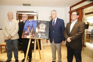 El autor de los carteles, el vicario, el hermano mayor y el presidente de la Agrupación