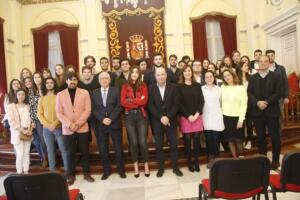 Foto de familia de las autoridades locales, alumnos participantes y organizadores