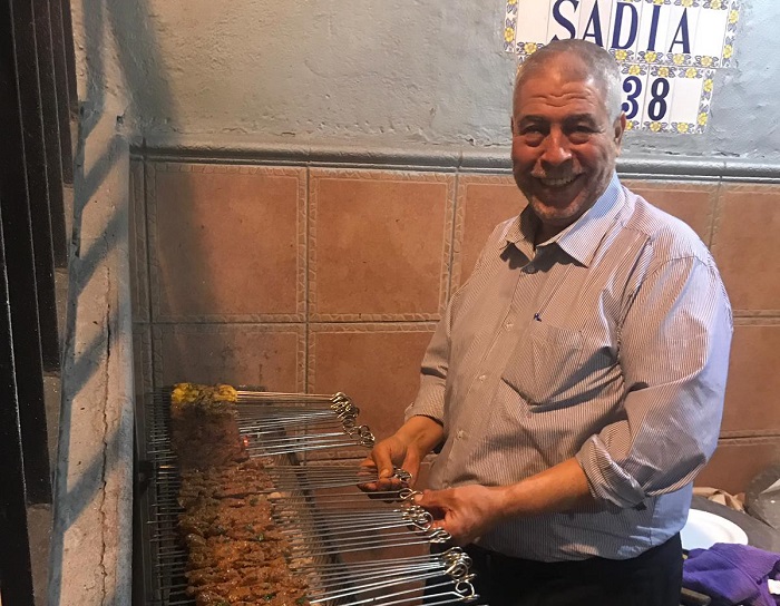 Amaruch Hassan, presidente de la Asociación de Hostelería, con una comida típica