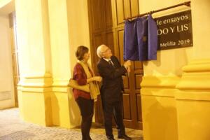 El presidente de la Ciudad, Juan José Ombroda, junto con la consejera de Cultura, Fadela Mohatar, descubriendo la nueva placa
