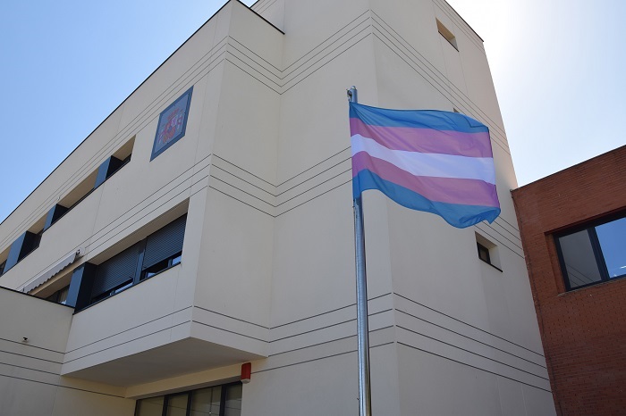 La Delegación del Gobierno de Melilla ya luce la bandera Trans*