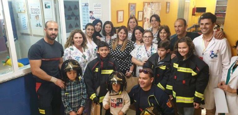 Los Bomberos visitaron la Unidad de Pediatría del Hospital Comarcal para pasar un rato con los niños