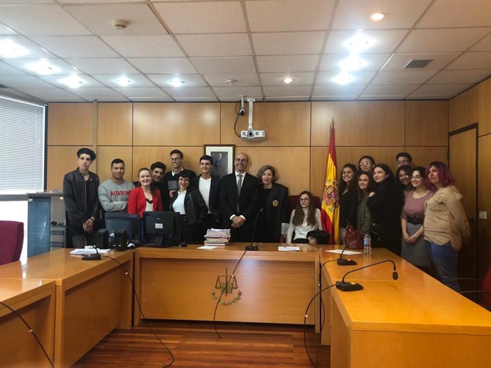 Los estudiantes estuvieron junto al juez decano de Melilla, Fernando Germán Portillo, y la magistrada del Juzgado de lo Penal nº2, María del Valle