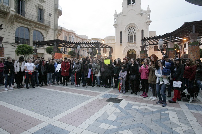 Manifestación de JSME frente al Leopoldo Queipo a la que se unieron varios menores
