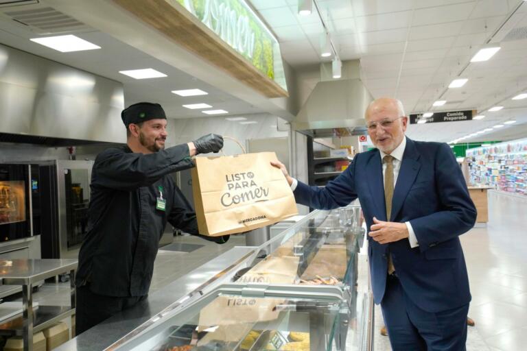 El presidente de Mercadona, Juan Roig, con uno de los empleados de la cadena de supermercados