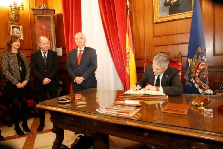 Fernando Grande-Marlaska firmó en el Libro de Oro de Melilla