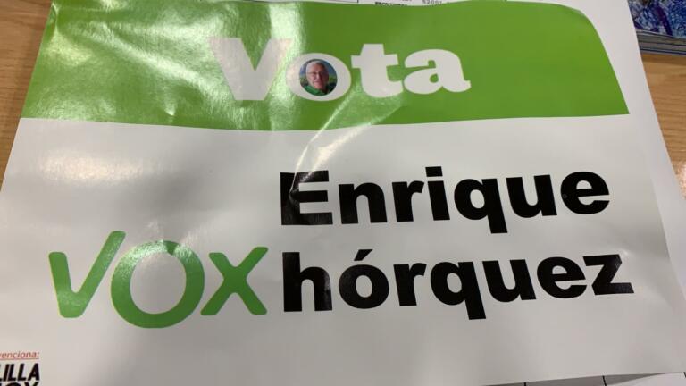Este es el contenido de los pasquines en los que se leía “Vota Voxhórquez” con su foto