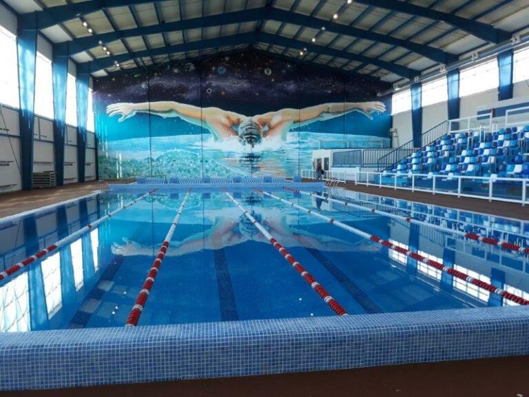 Imbroda inauguró ayer la remodelación de la piscina, construida en 1990
