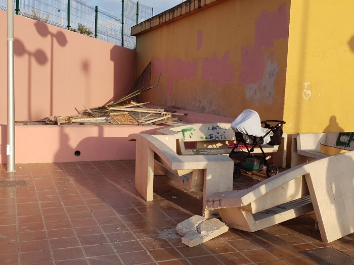 Bancos rotos paredes con pintadas y suciedad acumulada en las infraestructuras del Monte