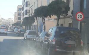 Placa de 50 km/h en la vía que cruza el Tesorillo