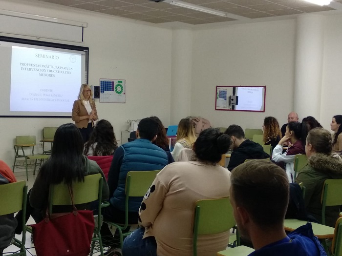 El seminario, dado por Ana Belén Puga, contó con un gran número de estudiantes