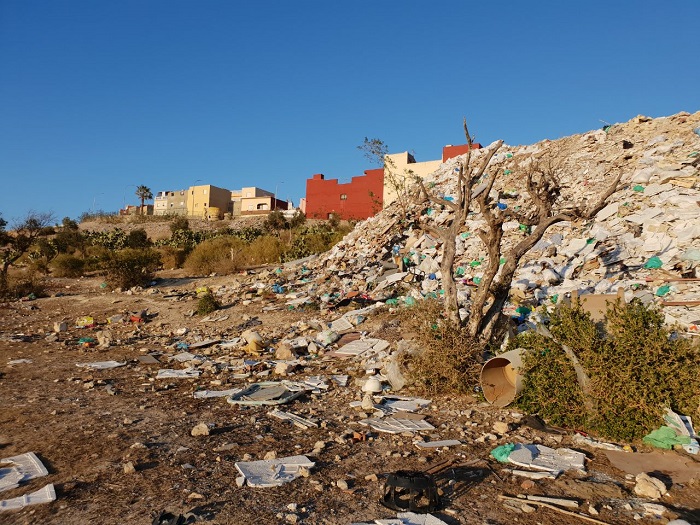 Situación en la que se encuentra el barranco de Cabrerizas, repleto de residuos