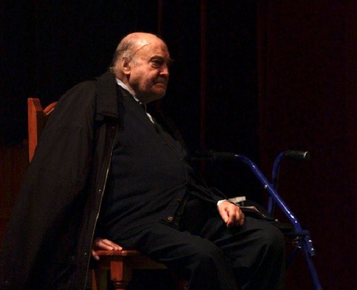 José María Antón, sobre unos escenarios en un teatro