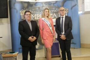 Paco Díaz, Miss Mundo España, Amaia Izar, y el presidente de la organización, Cres del Olmo