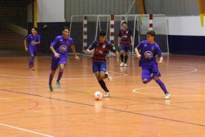 Un jugador del C.D. Puerto conduce la pelota ante los azulgranas