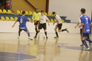 Javi Bejerano controla un balón ante la presencia de un contrario, en un partido de la temporada pasada