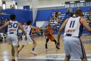 Jeremiah Davis se prepara para lanzar desde el exterior, ante la fuerte oposición hispalense