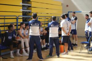 El cuerpo técnico y la plantilla en plena charla, durante la sesión de entrenamiento matinal