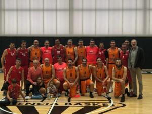 Los integrantes de los conjuntos seniors del Club Mediterráneo y del Valencia Basket posan en la foto de la final
