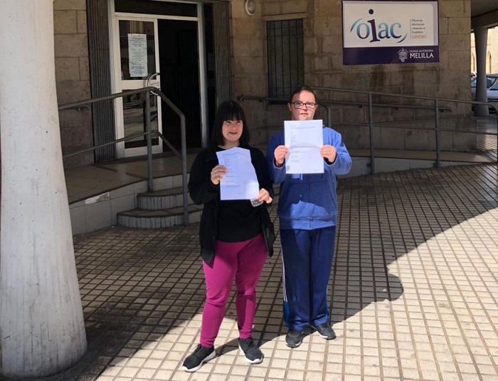 Dos miembros de Aspanies Plena Inclusión Melilla, tras comprobar que estaban en el Censo Electoral