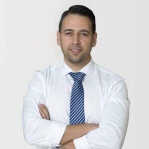 Amin Azmani entregando un premio a Manuel Céspedes