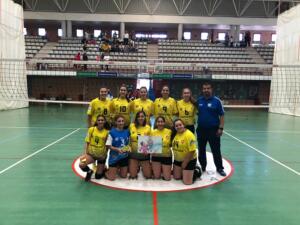Plantel del Club Voleibol Melilla Femenino que dirige Salim Abdelkader y que ha regresado de Málaga como campeón del torneo malagueño