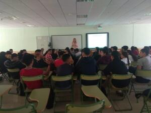 Elena Fernández impartió ayer la charla ‘No hay amores que matan’ para alumnos del 4º de ESO del Queipo