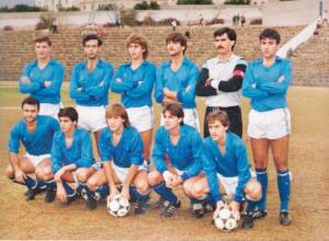 Equipo Melilla C.F 3ª División B -Temporada 1980/81. Estadio Álvarez Claro Campo. Alineación de pie de izquierda a derecha, 1.-Tati, 2.-Silva, 3.-Marques, 4.-Liz, 5.-Salas (Portero), 6.-Ángel, agachados 7.-Barreiros, 8.-Quique, 9.-Florez, 10.-Luismi y 11.-Escobosa.