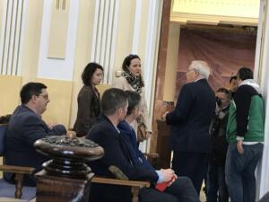 El presidente, con las representantes de la junta electoral