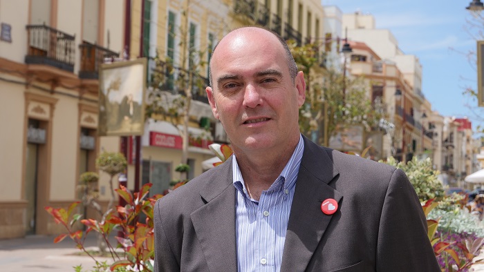 Miguel Aparicio, candidato al Senado del PSOE Melilla, en el centro de la Ciudad