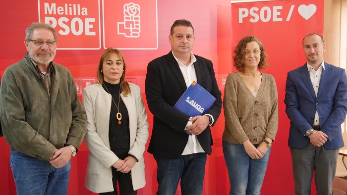 Representantes de AUGC junto con el PSOE Melilla