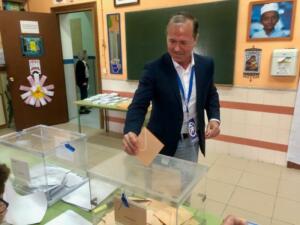 El secretario general del PP de Melilla, Miguel Marín, votando el pasado domingo