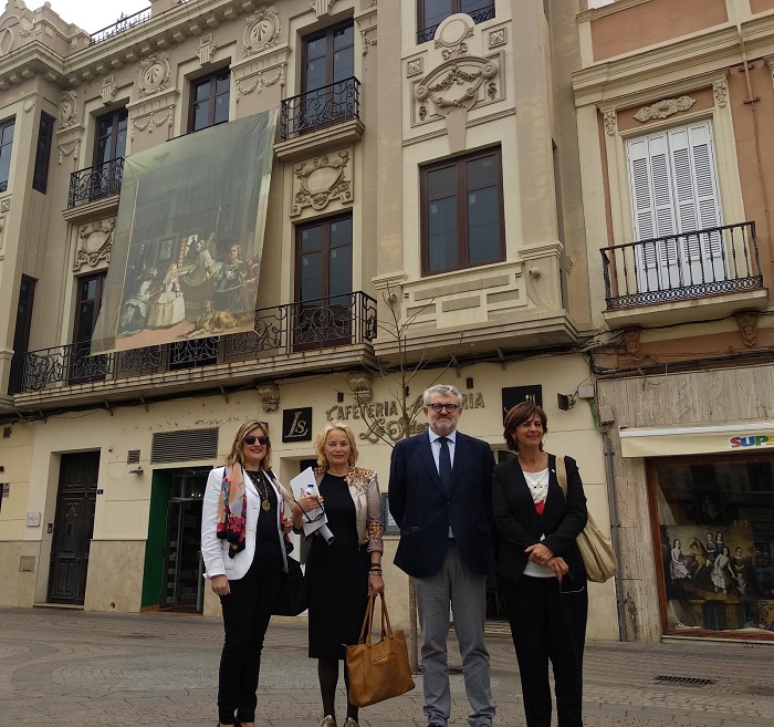 El director de El Prado, Fadela Mohatar y Aurora de la Rosa, frente a ‘Las Meninas’