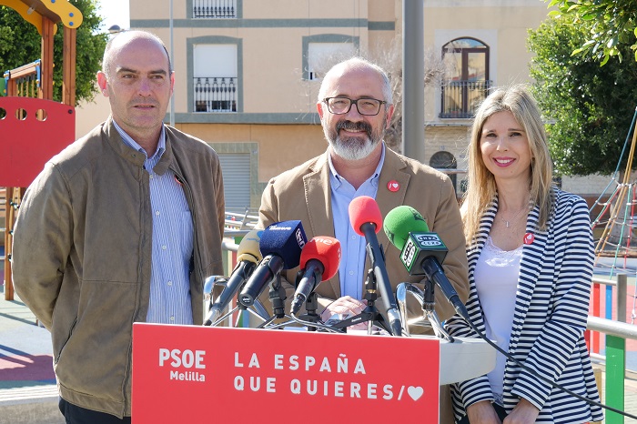 El candidato al Congreso por el PSOE, Jaime Bustillo, acompañado de los candidatos al Senado