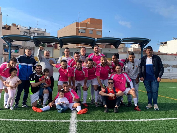 Componentes de la plantilla y del cuerpo técnico del Melilla C.D. que se proclamó campeón de Liga el pasado domingo