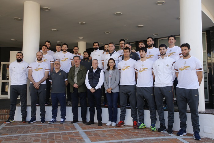 El consejero de Deportes Antonio Miranda posan junto a los componentes del equipo nacional español de balonmano