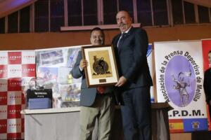 Salva Guerrero recibió pirograbado de manos del Comandnate General, José Miguel de los Santos